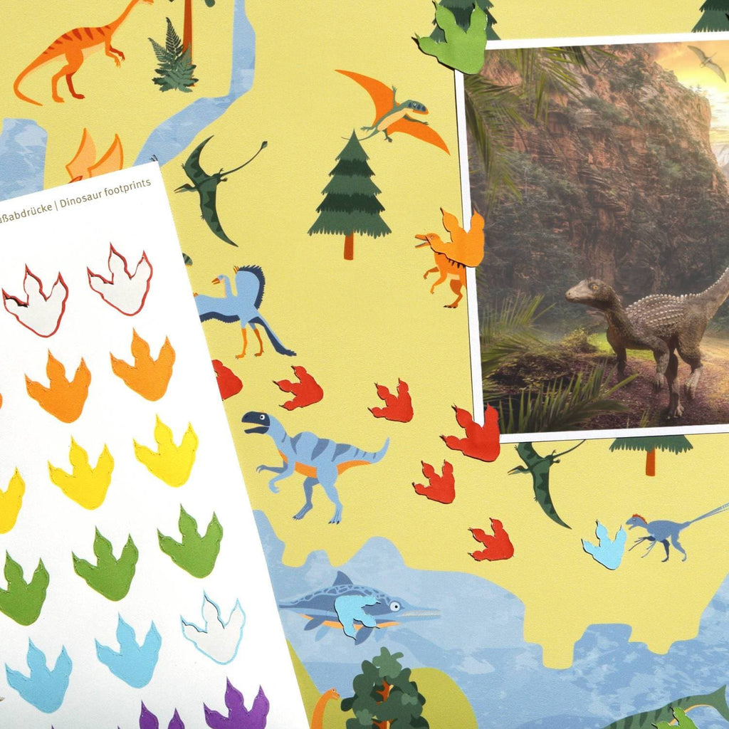 Dinosaurierweltkarte dekoriert mit Dinoabdruck Stickern