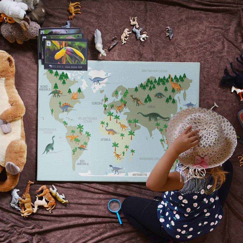 Auf Deiner Kinderweltkarte mit Dinos in hellblau gibt es viel zu entdecken, egal ob für große oder kleine Forscher.