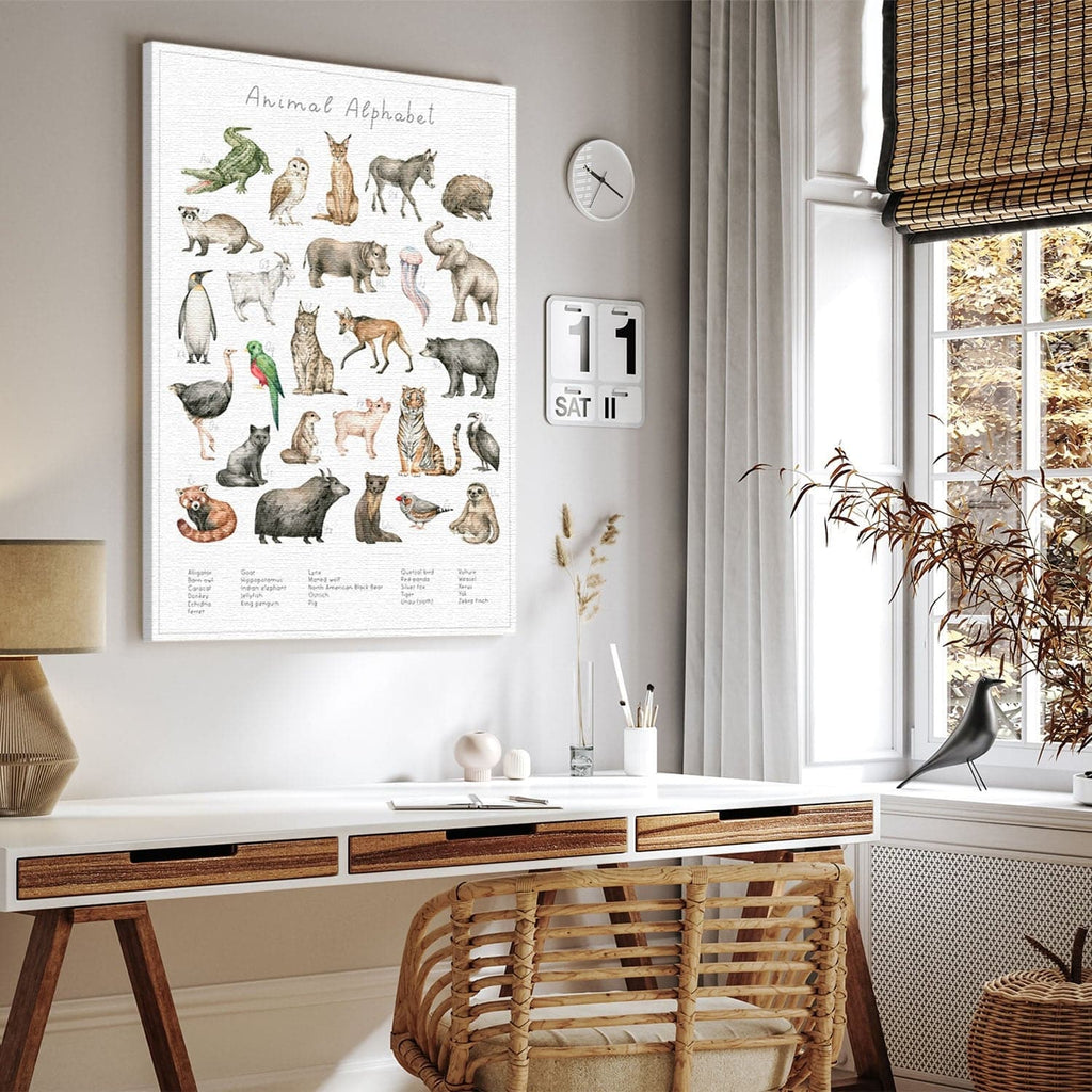 Stilvoll und schlicht fügt sich Dein Tierwelt Alphabet Poster in Deine Räume ein.